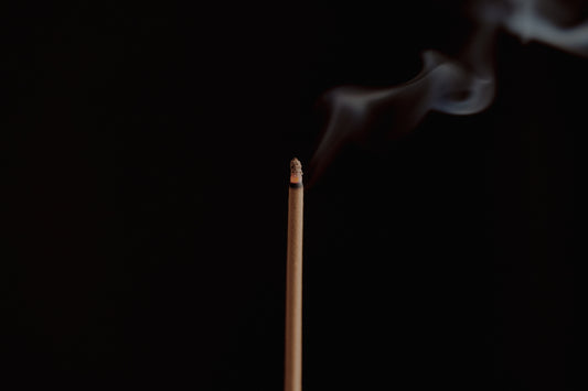 MCKKのお香を1本焚いた様子。煙が立ち上る正面からのイメージ