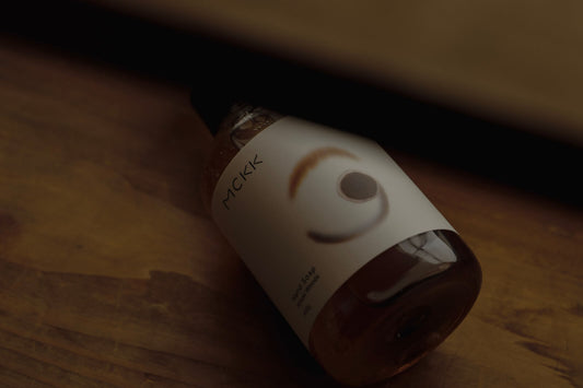 MCKKのハンドウォッシュ(檜の香り)が箱から出された状態。ラベルが見えるように横たわるボトルのイメージ