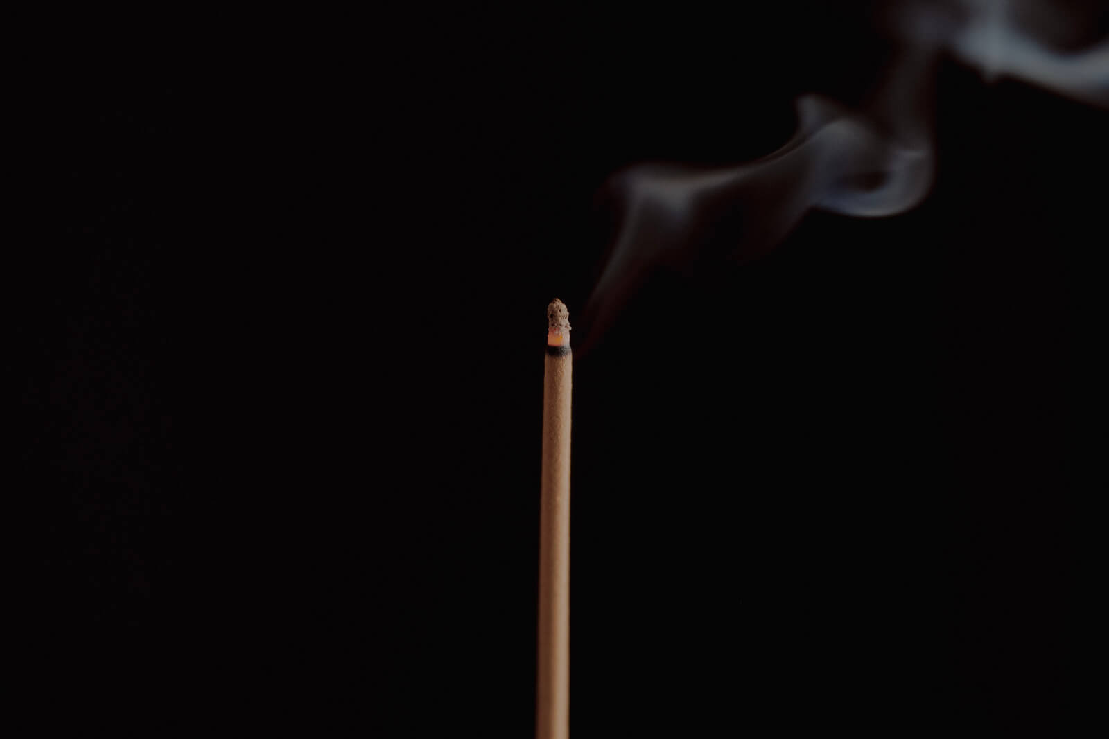 MCKKのお香のパッケージを横から撮影したイメージ