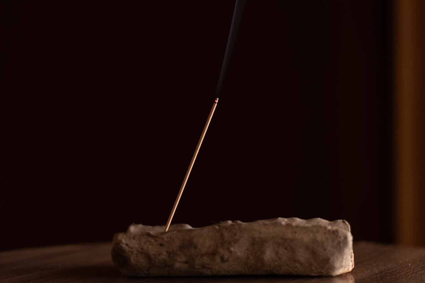 MCKKのお香を1本焚いた様子。煙が立ち上る正面からのイメージ