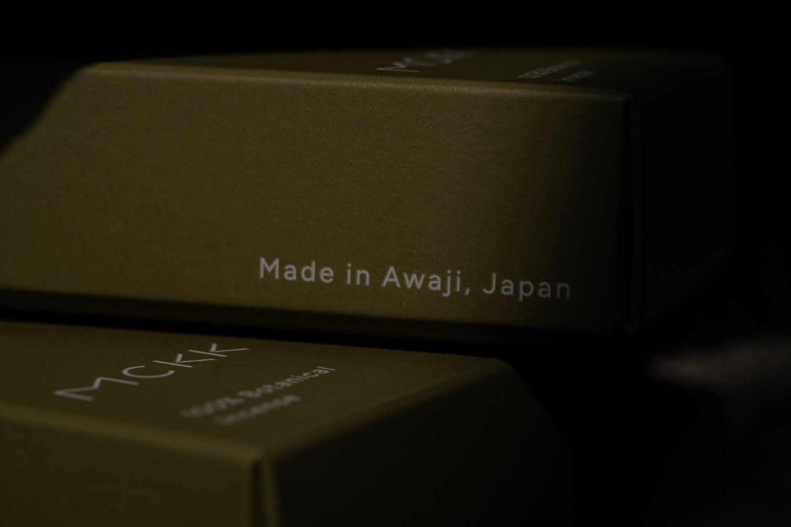 MCKKのお香3種セットのパッケージを横から撮影したイメージ。