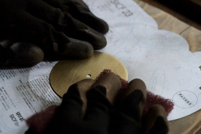 【 86400" 揺れるお香立て】　- 踊る煙を見つめる、真鍮のお香立て -