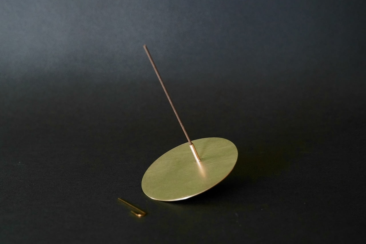 【 86400" 揺れるお香立て】　- 踊る煙を見つめる、真鍮のお香立て -