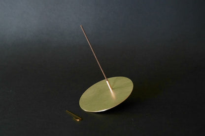 【 86400" 揺れるお香立て】　- 踊る煙を見つめる、真鍮のお香立て -