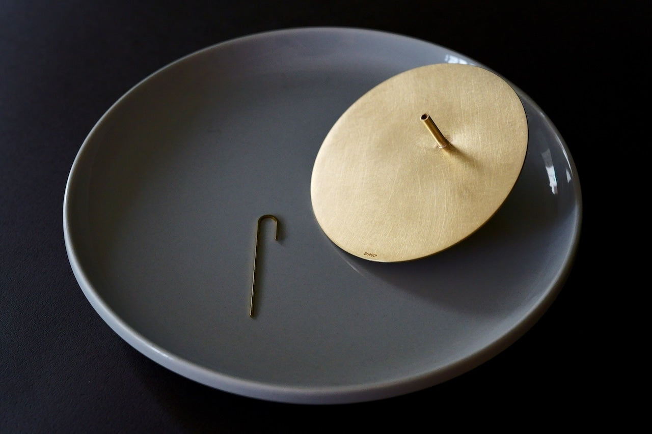 【 86400" 揺れるお香立て】　- 踊る煙を見つめる、真鍮のお香立て -