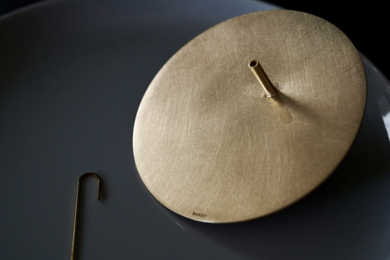 【 86400" 揺れるお香立て】　- 踊る煙を見つめる、真鍮のお香立て -