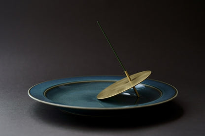 【 86400" 揺れるお香立て】　- 踊る煙を見つめる、真鍮のお香立て -