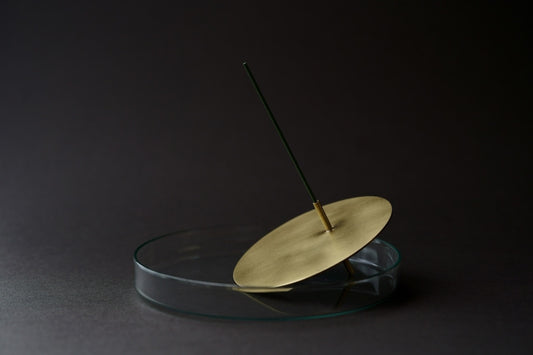 【 86400" 揺れるお香立て】　- 踊る煙を見つめる、真鍮のお香立て -