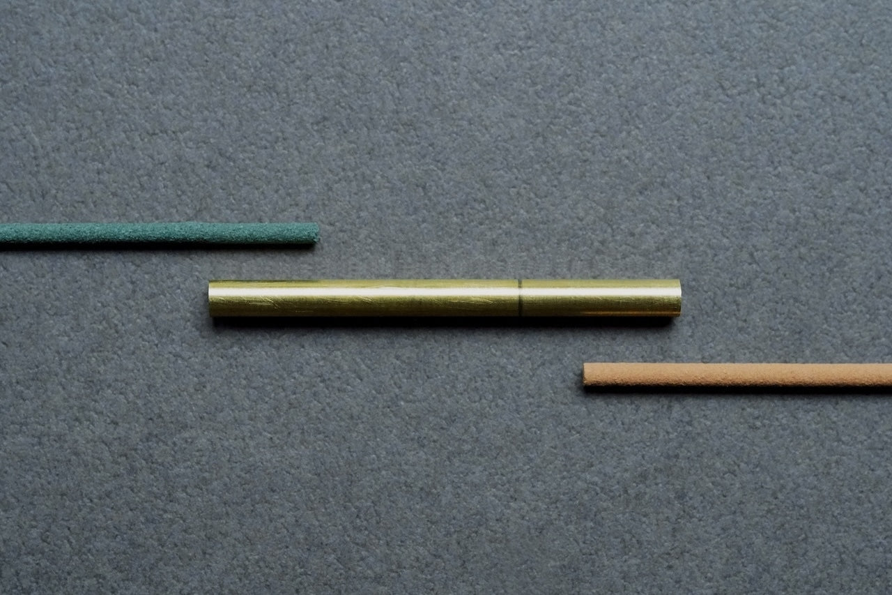 【 86400" 揺れるお香立て】　- 踊る煙を見つめる、真鍮のお香立て -